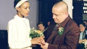 Wilhelmina (Dennenesch Zoude) und Armin (Udo Kroschwald) tauschen die Ringe.