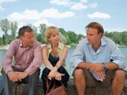 Und wieder sind es Martins (Bernhard Bettermann, rechts) Freunde Kathrin (Andrea Kathrin Loewig) und Roland (Thomas Rühmann), die ihm Trost spenden.