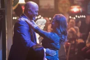 Richard (James Pickens Jr., l.) plant eine besondere Geburtstagsüberraschung für Catherine (Debbie Allen, r.) ...