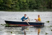 Sunny (Valentina Pahde) und Lennard (Gerrit Klein) genießen einen gemeinsamen Tag am See.