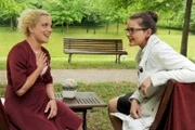 ARD STURM DER LIEBE FOLGE 1339, am Montag um 15:10 Uhr im ERSTEN. Tanja (Judith Hildebrandt, l.) versucht Sibylle (Julia Mitrici, r.) mit guten Ratschlägen Mut zu machen.