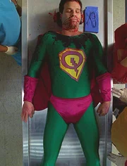 Der Tod des jungen Mannes (Darstellername nicht zu ermitteln) erweist sich als äußerst mysteriös. Der Tote trägt unter seinem Anzug ein Superman-Kostüm!