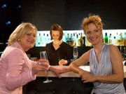 Jenni Waldmann (Saskia Vester, li.) und ihre Freundin Maria Engel (Karina Thayenthal, re.) amüsieren sich bei einem nächtlichen Besuch in der Bar, in der Marias Tochter Agnes (Vera Baranyai, mi.) bedient. Agnes passt es gar nicht, dass ihre Mutter und deren Freundin sehr aufdringlich die ganze Bar unterhalten.