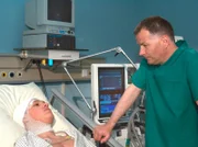 Enrico Reitz (Remo Schulze, li.) hätte wegen seinem Anabolikagebrauch die Operation fast nicht überlebt. Dr. Roland Heilmann (Thomas Rühmann, re.) zeigt ihm auf, wie gefährlich Anabolikamissbrauch ist.
