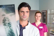 Betty Dewald (Bettina Lamprecht) und Dr. Behring (Maximilian Grill).