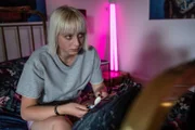 Ruby (Linda Rohrer) muss ihre Tabletten nehmen.   +++ Die Verwendung des sendungsbezogenen Materials ist nur mit dem Hinweis und Verlinkung auf RTL+ gestattet. +++