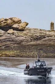 Der Pariser Kommissar Georges Dupin (Paquale Aleardi, li.) hat sich in seiner neuen Heimat, in der Bretagne, gut eingelebt. Dennoch sind dem pragmatischen Stadtmenschen die Geschichte genauso fern, wie die allgegenwärtige keltische Kultur oder die Zucht der ihm sehr suspekten, aber weltberühmten Austern. Dass ihm seine neuen Fälle sowohl Begegnungen mit ebenjenem Meeresgetier als auch zahllose zutiefst verhasste Bootsfahrten über den launischen Atlantik bescheren, passt Dupin insofern gar nicht. 2. v. li.: Sein Kollege Kadeg (Jan Georg Schütte).