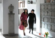 Elfi (Christine Neubauer, li.) und Lisa (Sarah Camp) suchen Traudls Urne, um ihre Asche zu stehlen.