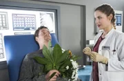 Lenny (Philipp Lind, l.) ist glücklich, Zeit mit seiner Angebeteten Julia (Mirka Pigulla, r.) verbringen zu können.