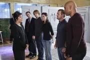 Arbeiten zusammen, um einen neuen Fall zu lösen: U.S. Ambassador Nancy Kelly (Julie Chen, l.), FBI Special Agent Brad Reese (Joe Nieves, 2.v.l.), Deeks (Eric Christian Olsen, 3.v.l.), Kensi (Daniela Ruah, 3.v.r.), Callen (Chris O'Donnell, 2.v.r.) und Sam (LL Cool J, r.) ...