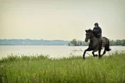 Marlene Stöhr (Stefanie von Poser) treibt ihr Pferd immer weiter an. Sie will so schnell es geht hier weg!