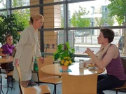 Tim Wehner (Florian Bartholomäi), der wegen einer schweren Verletzung am Arm in der Sachsenklinik ist, soll operiert werden. Oberschwester Ingrid (Jutta Kammann, Mitte) erinnert ihn an seinen OP-Termin, doch Tim weigert sich. In der Cafeteria lernt er die merkwürdige, liebenswerte Nina Meinhardt (Leonie Fromme, links) kennen.