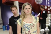 Mia (Josephine Schmidt, r.) muss mitansehen, wie Alexander Annett küsst. Kann Jojo (Bernhard Bozian, l.) sie trösten?