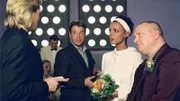 Wilhelmina (Dennenesch Zoude) und Armin (Udo Kroschwald) lassen sich von Johnny (Sascha Gluth) trauen. Patrick Lindner wird als prominenter Gast auf der Hochzeit singen.