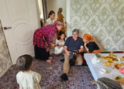 Der Filmemacher Thomas Junker mit Einheimischen in Dschalalabad (Kirgistan)