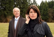 Als Werner (Dirk Galuba, l.) sich nähert, beendet Barbara (Nicola Tiggeler, r.) schnell das Gespräch mit ihrem Komplizen Dr. Oestreich.