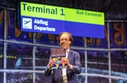 Andere Länder, andere Sitten und lustige Erlebnisse. In seinem Live-Programm macht der schwäbische Comedian Christoph Sonntag eine humoristische Reise um die Welt. Wie ist es, auf einem Elf-Stunden- Flug den Mittelplatz zu bekommen? Wie bestellt man in China Linsen und Spätzle? Eine Fülle voller wahnwitziger Aha-Erlebnisse.; SWR THE LÄND – WÖRLDWAID: REST DER WELT, am Dienstag (01.10.24) um 22:30 Uhr im SWR. Andere Länder, andere Sitten und lustige Erlebnisse. In seinem Live-Programm macht der schwäbische Comedian Christoph Sonntag eine humoristische Reise um die Welt. Wie ist es, auf einem Elf-Stunden- Flug den Mittelplatz zu bekommen? Wie bestellt man in China Linsen und Spätzle? Eine Fülle voller wahnwitziger Aha-Erlebnisse.