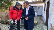 Neun tote Babys, verscharrt in Kübeln und Eimern, werden bei Aufräumarbeiten auf einem Grundstück bei Frankfurt (Oder) entdeckt. Die damals 40-jährige Sabine H. hat die Kinder geboren und danach sterben lassen. Die Reportage zeichnet anhand biographischer Spuren nach, wie es zu diesem Verbrechen kommen konnte. - Kameramann Jens Eckhardt und Techniker Jürgen Todt am Set