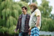 Sam Loudermilk (Ron Livingston, l.); Ed (Timothy Webber, r.)