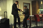 Christian möchte seiner Flamme mit seinen Tanzkünsten imponieren und bittet Hubert, mit ihm zu üben. Von links: Hubert Kirchleitner (Bernhard Ulrich) und Christian Preissinger (Marinus Kaffl).