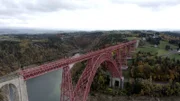 30 Jahre vor dem Bau des Eiffelturms betreute Gustave Eiffel bei Bordeaux die Errichtung einer 504 Meter langen Eisenbahnbrücke über die Garonne. Hier sammelte er bereits Erfahrungen, wie schwere Eisenmonumente in feuchtem Grund sicher fixiert werden können. Dies erwies sich als wichtige Grundlage für die Errichtung des Eiffelturms so nah an der Seine.