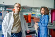 Beziehungskonflikt am Arbeitsplatz kündigt Unheil an: Erik Zillecker (Aleksandar Petrovic, l.) ist sauer. Gleichzeitig muss Startup Chefin Fiona Ebenthal (Petra Michelle Nerette, r.) sich im wissenschaftlichen Wettkampf mit Konkurrenten messen.