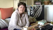 Die 71-jährige Rentnerin Regina hat schon seit langem mit gesundheitlichen Problemen zu kämpfen. Ihr Zustand macht es ihr fast unmöglich, allein die Wohnung zu putzen. Doch zum Glück ist Rettung in Sicht: Maiks Mutter Bärbel greift ihr unter die Arme.