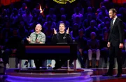 Moderator Kai Pflaume (r.) mit Rateteam-Kapitän Bernhard Hoëcker (l.) und dem Autor und Comedian Thomas Spitzer (M.).