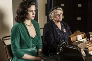 Mrs McCarthy (Sorcha Cusack, r.) und Bunty (Emer Kenny, l.) setzen sich für Father Brown bei der Polizei ein.