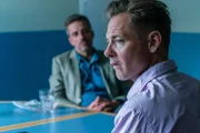 Erik Östenfeldt (Paw Henriksen), ein Mitarbeiter der Lottozentrale, wird im Polizeirevier von Polizist Flemming Torp (André Babikian) zu dem Mordfall verhört.