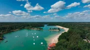 40 Hektar Wasserlandschaft mit Sandstränden, Wasserskianlage, Wasserspielplatz und einem Uferbereich für Hunde. Der Dankernsee bietet als natürlicher Grundwassersee Strandleben mitten im Emsland.