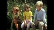 Pippi (Inger Nilsson, l.), Annika (Maria Persson, M.) und Tommy (Pär Sundberg, r.) überlegen sich den Text für die Flaschenpost, die ihnen nach dem Verschwinden des Kahns Hilfe bringen soll.