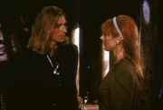 Lyta Alexander (Patricia Tallman, re.) bittet Byron (Robin Atkin Downes), den Anführer der Telepathen, um Hilfe.