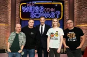 Moderator Kai Pflaume (M.) und seine Rateteam-Kapitäne Bernhard Hoëcker (l.) und Elton (r.) begrüßen in dieser Sendung den Autor und Comedian Thomas Spitzer (2.v.l.) und seine Ehefrau, die Stand-up-Comedian und Kabarettistin Hazel Brugger (2.v.r.).