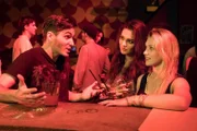 Verhängnisvolle Begegnung: Zusammen mit Olivia Fareedi (Nilam Farooq, M.) lernt Jackie (Sinje Irslinger, r.) im Club Jasper Griehm (François Goeske, l.) kennen und ahnt noch nichts von den fatalen Folgen.