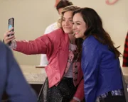 Lainey Lewis (AJ Michalka, l.); Erica Goldberg (Hayley Orrantia, r.)