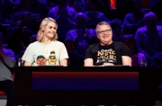 Rateteam-Kapitän Elton (r.) und die Stand-up-Comedian und Kabarettistin Hazel Brugger (l.) bilden ein Rateteam.