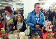 Trödelprofi Otto Schulte (re.) mit Daniela (li.) und Stella auf dem Hallenflohmarkt