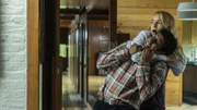 Martin (Adeel Akhtar, l.); Villanelle (Jodie Comer, r.)