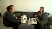 In Essen wiederum will sich Dreifachmama Malena um den Haushalt kümmern. Doch dann fällt ihr ein altes Fotoalbum in die Hände – eine willkommene Ablenkung für die 28-jährige, die sie sogleich mit ihrer Schwester Laura teilen will.