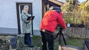 Neun tote Babys, verscharrt in Kübeln und Eimern, werden 2005 bei Aufräumarbeiten auf einem Grundstück bei Frankfurt (Oder) entdeckt. Die damals 40-jährige Sabine H. hat die Kinder zwischen 1988 und 1998 geboren und danach sterben lassen. 2006 wurde sie wegen achtfachen Totschlags verurteilt. Die Reportage zeichnet anhand biographischer Spuren nach, wie es zu diesem Verbrechen kommen konnte. - Drehbesprechung mit Autorin Swantje Stüver und Kameramann Jens Eckhardt
