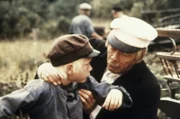 Michels Vater (Alan Edwall, r.) geht seinem Sohn Michel (Jan Ohlsson, l.) vor Wut an die Gurgel.