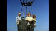 Tommy (Pär Sundberg, l.), Pippi (Inger Nilsson, M.) und Annika (Maria Persson, r.) sind mit dem Verlauf der Ballonfahrt recht zufrieden.