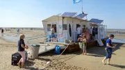 Claudia Sand wollte schon immer ein Café haben – ein schwimmendes allerdings war nicht geplant. Den Winter über liegt ihr „Ponton-Café“ in Cuxhaven im Hafen, zur Saison muss Claudia ihre Existenz, eine umgebaute Taucherbasis, durch die Elbmündung ins Wattgebiet überführen.