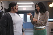 v.li.: Bettany (Krystal Smith) und Emily Price (Vella Lovell)