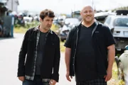 Sam Loudermilk (Ron Livingston, l.); Ben Burns (Will Sasso, r.)