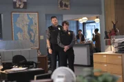 v.li.: Frank Shaw (Joel McHale) und Fred 'Shred' Taylor (Michael Rowland)
