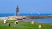 Die Kugelbake ist das Wahrzeichen von Cuxhaven, der Stadt am niedersächsischen Ufer der Mündung. Das historische hölzerne Seezeichen markiert das Ende der Elbe und den Beginn der Nordsee.