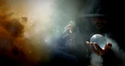 Vor allem nachts empfängt Nostradamus seine Prophezeiungen.