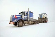 Die Fahrer sind am Ende ihrer Kräfte und die Straßen sind kaputt. Doch es warten immer noch 3.000 Ladungen auf ihren Abtransport - auf den "Ice"